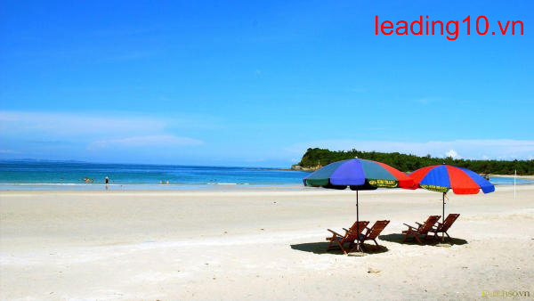 Bãi biển Hạ Long thu hút hàng ngàn khách du lịch ghé thăm